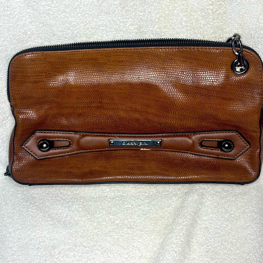 Brand-new Gianni Bini shoulder bag with a timeless and versatile design.
